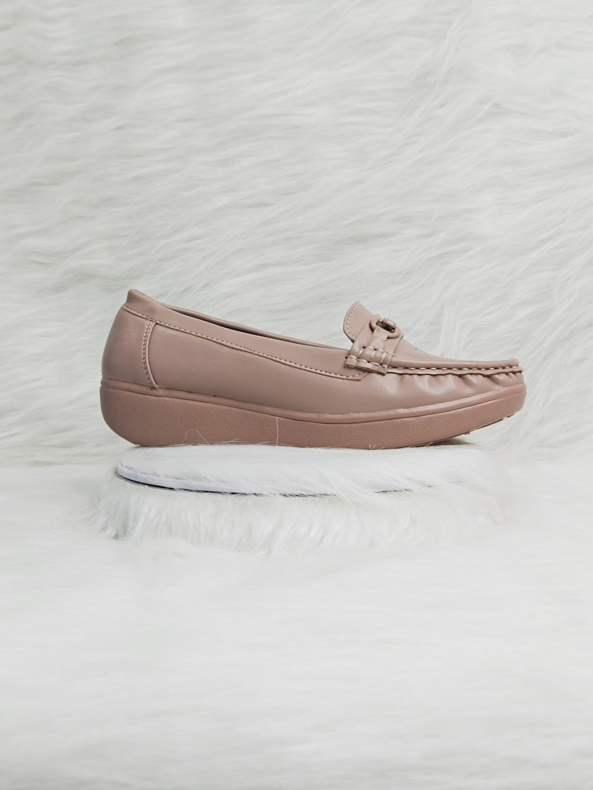 Short video showing nude blush women’s loafers: close-ups of stitching, cushioned insole and slip-on fit, and a walking shot demonstrating comfort and grip.