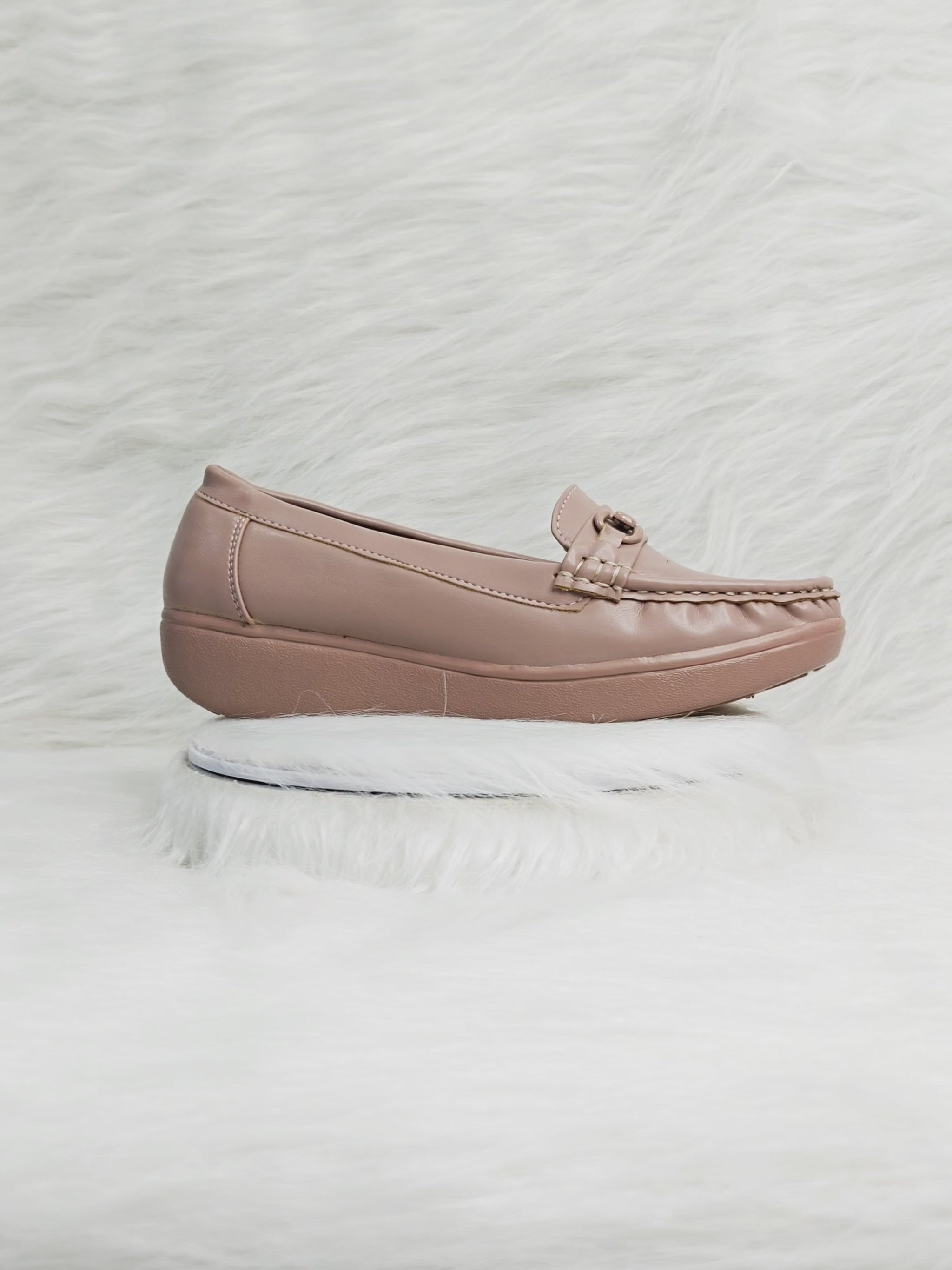 Short video showing nude blush women’s loafers: close-ups of stitching, cushioned insole and slip-on fit, and a walking shot demonstrating comfort and grip.