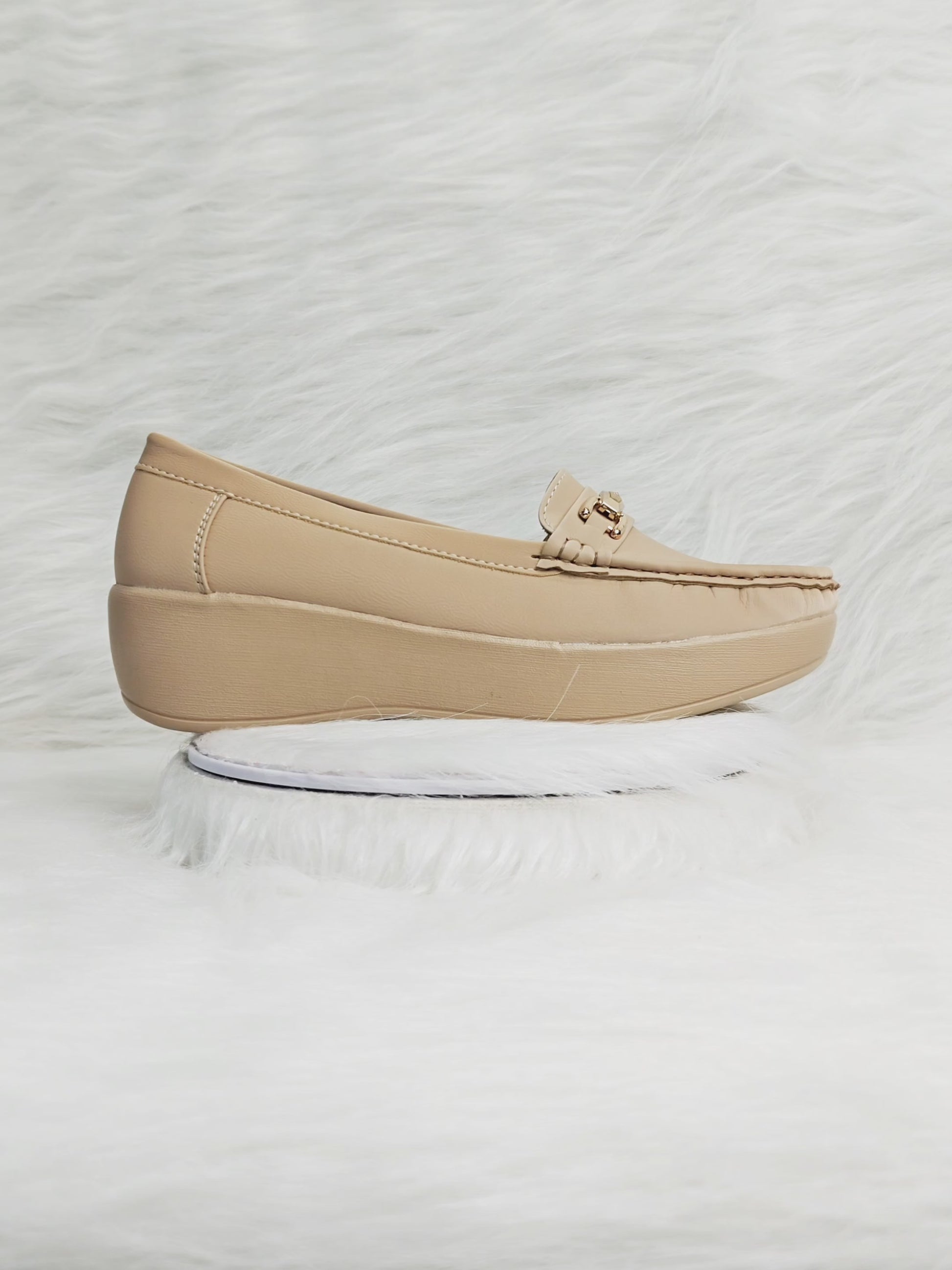 A 360° view of beige women’s platform loafers with a metallic buckle on the upper and a cushioned footbed. The video highlights the neutral tone, sleek faux leather texture, and comfort-focused sole — ideal for office, casual, and daily wear.